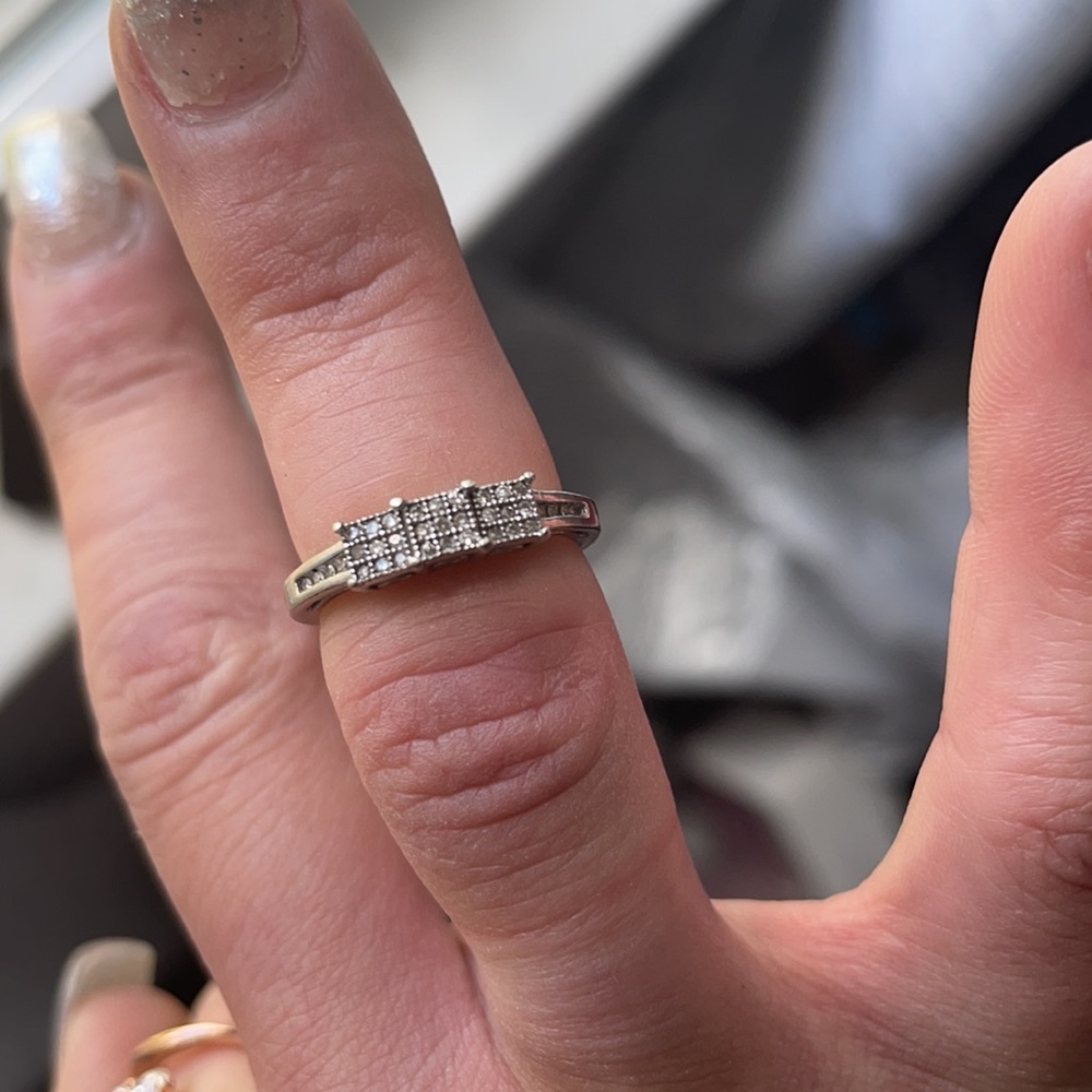 10k WG DIAMOND RING - Picture 5 of 7